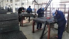工人們正在進行鋼格板的加工制作