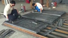 鋼格板正在焊接鋼格板